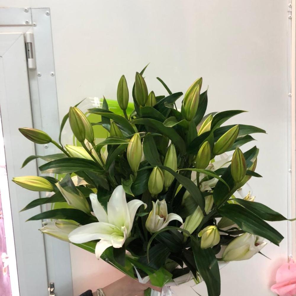 25 Белых Восточных Лилий Делюкс